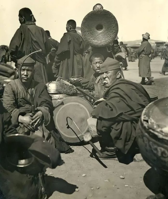 کشتن اسیران به دست مغولان به امید یافتن گوهر