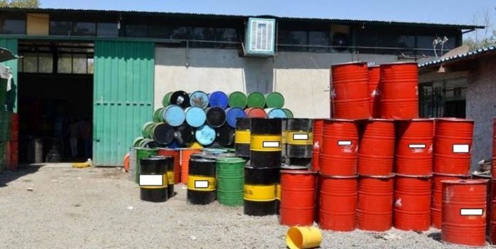 کشف دپوی بیش از ۱۳ هزار لیتر روغن موتور خارج از شبکه توزیع در میاندوآب