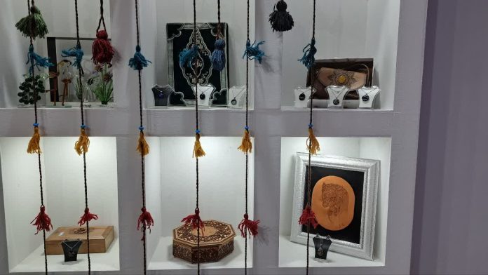 نمایش 38 اثر صنایع‌دستی آذربایجان غربی در نمایشگاه گردشگری تهران