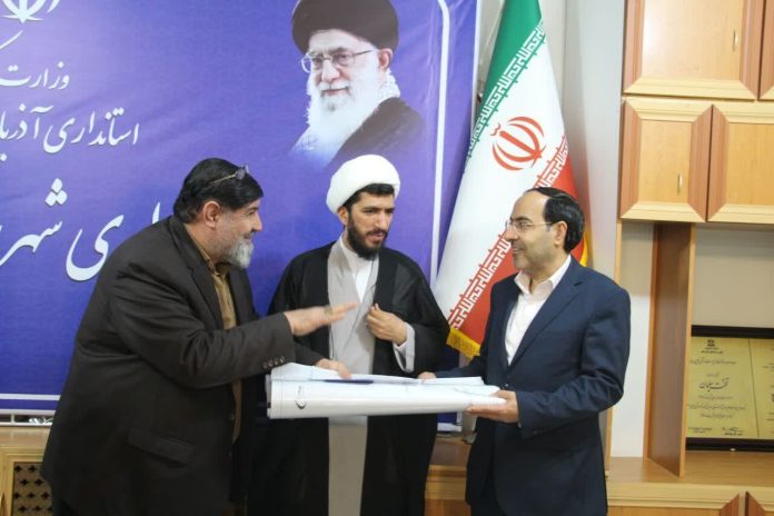 تحویل نقشه های احداث طرح توسعه بیمارستان تکاب به کارخانه طلای زرشوران